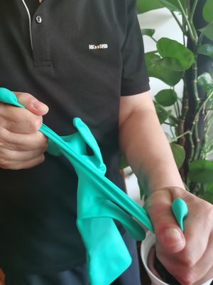 Găng tay Nitrile ambidextrous màu xanh lá cây được thiết kế để chịu được điều kiện công nghiệp cung cấp an toàn và linh hoạt