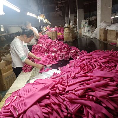 Găng tay chịu hóa chất dùng trong phòng tắm, thích hợp để đeo, bảo vệ khỏi hóa chất tràn trong quá trình vệ sinh phòng tắm.